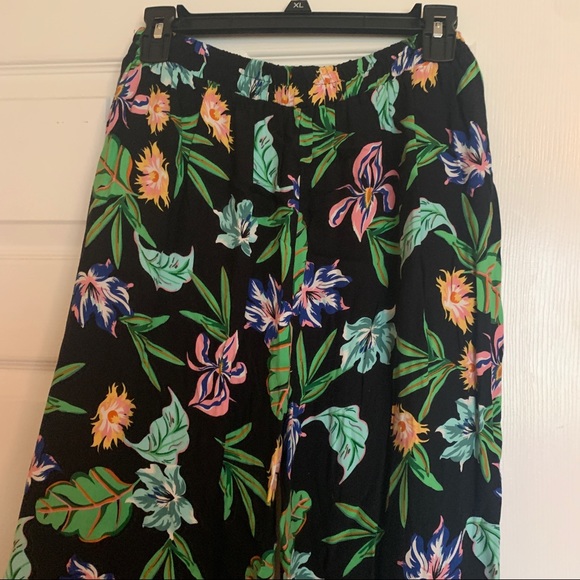 FLOWY FLORAL RUFFLE PANTS - Picture 4 of 4